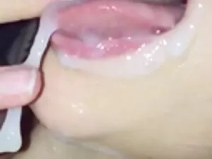 二つの若いbrunettesに二つのトラ ...