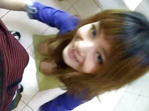 時計ガーリーな女の子と完璧な文字を示すお ...