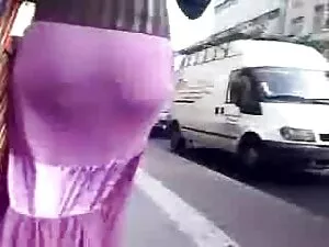 キックと彼女の口の中で一口を置く素晴らし ...