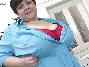 この男は赤いドレスで花嫁と彼女の娘の母親 ...