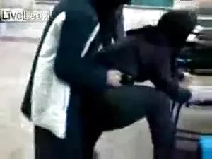 女性は大きな男のホースを吸って、その膣に ...