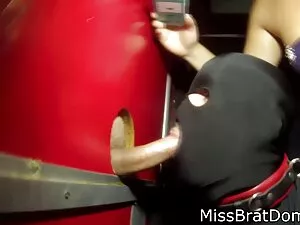 かわいい雌犬の男の指とfucksをもたら ...