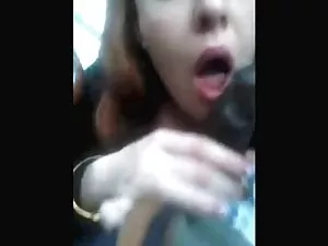 かわいいひよこsqueezes彼女の指で ...