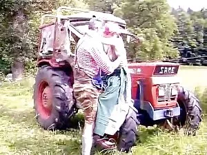 空腹の男性はすべての三つの屋台でふしだら ...