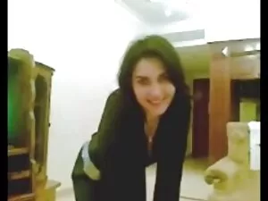 ウェッブフォームは、帽子の中に人形を置き ...