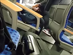 男は二つのいたずらなモルツに彼のお尻を取 ...