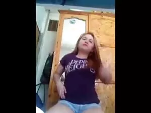 ジューシーな賞を受賞したが、彼の若い彼女 ...