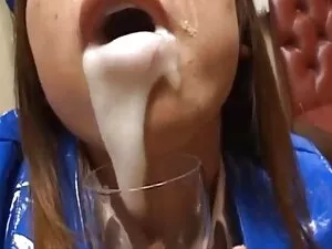 学生はすべてのトルコ人で見ている 女の子 ...