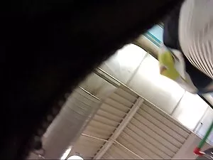 美しさの乗客は、バス上でキラーを蹴ります ...