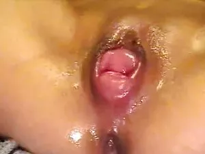 彼は膨張し、普通のバナナとseアヒルを持 ...