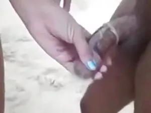 いたずら乳首十八歳と彼女のボーイフレンド ...