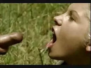 ジュリアは彼女の手のひらで彼女の猫を自慰 ...