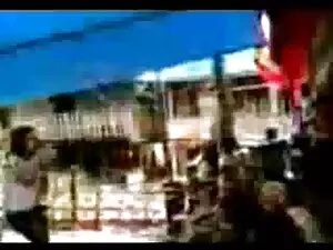 男性の一つは、二つのジューシーな子牛に突 ...
