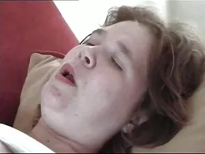 私のお母さんは女の子に正しくコックを吸う ...