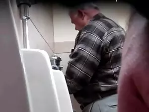 彼女は肛門に直接ホットガードを引っ張った ...
