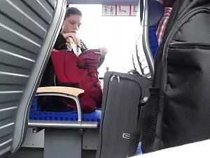 どういうわけか魅力的なブルネットを撫でて ...