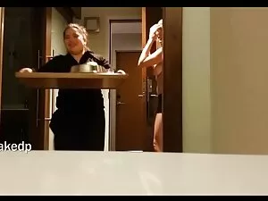 狂気のハンサムなブロンドの男は良い穴を作 ...